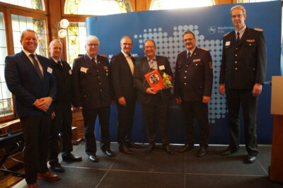v.l.n.r. Bürgermeister Goetz, Gemeindebrandmeister Schlegel, Kreisbrandmeister Tannen, Staatssekretär Stephan Manke, Kurt-Jürgen Grabert/STORAG ETZEL, LFV-Präsident Olaf Kapke, LfV-Vizepräsident Gerd Diekena  © Olaf Rebmann vom Landesfeuerwehrverband Niedersachsen (Bild vergrößern)