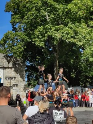 Foto: Auftritt der Abteilung Cheerleading Foto zur Meldung: Eindrücke vom Neuenhagener Oktoberfest 2024