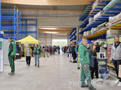 In der neuen Lagerhalle des Baufachzentrums konnten sich die Besucher umschauen und an verschiedenen Ständen informieren. Foto: Sandra Bels/Stadt Pritzwalk (Bild vergr&ouml;&szlig;ern)
