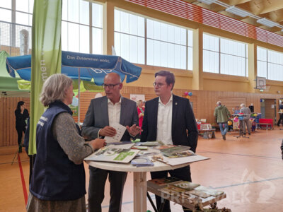 Bürgermeister Dr. Ronald Thiel (M.) und Sachbereichsleiter Christopher Nowak im Gespräch mit Kathrin Mewes vom Vorstand der Schutzgemeinschaft Deutscher Wald. Foto: Sandra Bels/Stadt Pritzwalk (Bild vergr&ouml;&szlig;ern)