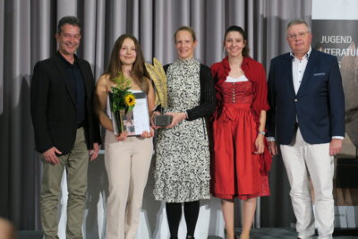 Foto: OVAG - Bürgermeister Markus Bäckel mit der Gewinnerin Marie Wäß (2. v. l.) (Bild vergrößern)