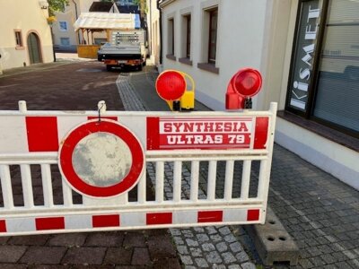 Beispielbild beklebte Schilder (Bild vergrößern)