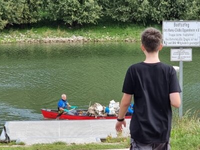 Kanadier legt mit gesammelten Müll an - die anderen machen sich Bereit ihn zu entladen