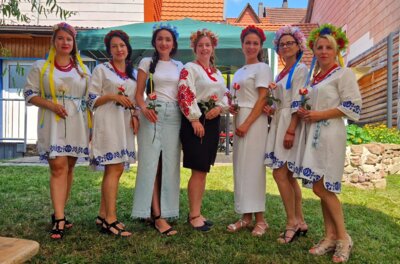 Der ukrainische Frauenchor „Kalyna“ aus Bad Sooden-Allendorf begeistert seit 2022 Menschen im Werra-Meißner-Kreis. Das Foto zeigt die Gruppe beim Besuch des ukrainischen Botschafters im Familienzentrum Bad Sooden-Allendorf im Sommer. (Bild vergrößern)
