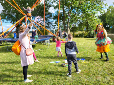 Beim Kinderprogramm der „Zauberwerkstatt“ hatten vor allem die kleinen Besucher in Steffenshagen Spaß.  Foto: Beate Vogel (Bild vergrößern)