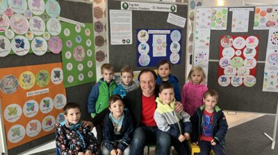 Erster Bürgermeister Bernhard Uhl mit den Vorschulkindern der KiTa Obstgarten (Bild vergrößern)