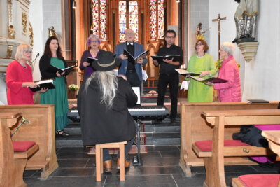 Der Chor parallel daneben. Foto: SOLWODI