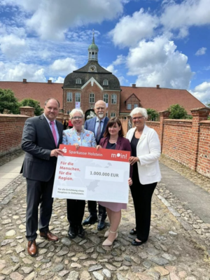 Foto 30. Mai 2024 (von links nach rechts): Landrat Gaarz, Beate Rinck, Präses Dr. Wendt, Heike Steinbach, Kreispräsidentin Petra Kirner