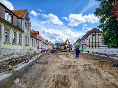 Gut zu sehen ist schon die neue Gestaltung der Havelberger Straße. Die Borde sind gesetzt. Foto: Beate Vogel (Bild vergr&ouml;&szlig;ern)