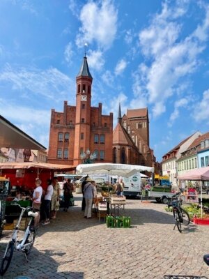 Foto: Rolandstadt Perleberg | Blick auf den Perleberger Wochenmarkt.