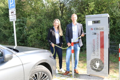 Bürgermeister Holger Bezold und Sonja Olbrich, Kommunalbetreuerin der N-ERGIE, freuen sich, dass es eine weitere Ladestation in Dormitz gibt.