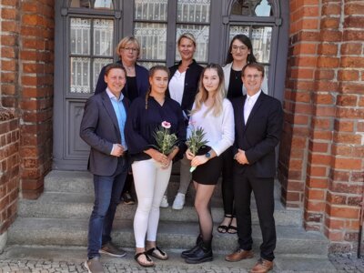 Foto zur Meldung: Victoria Dierolf und Charlotte Glaeser als Jahrgangsbeste der Schule für Gesundheitsberufe mit Eintrag ins Ehrenbuch ausgezeichnet