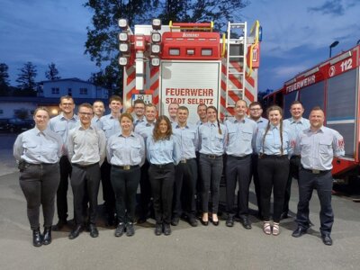 Bild von links: Leonie Knapp, Daniel Masur, Luca Gärtner, Fabian Göpfert, Fabian Meixner, Lena Hensel, Jonas Belter, Jan Machhörndl, Tamara Knoll, Hannes Weber, Tobias Langer, Jan Gärtner, Lena Schricker, Julian Fischer, Kevin Püttner, Jule Munzert, Lukas Belter, 1. Kommandant Andre Gärtner (Bild vergrößern)