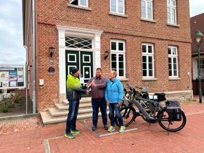 STADTRADELN - Staffelübergabe in Jemgum (Bild vergrößern)
