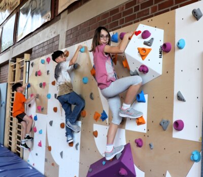 Unsere neue Boulderwand (Bild vergrößern)