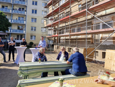 WBG-Geschäftsführer Dirk Scherlies (M.) dankte sowohl den Mietern als auch den Baufirmen für das Verständnis während der Bauphase in der Jahnstraße 17 bis 21.  Foto: Sandra Bels/Stadt Pritzwalk (Bild vergrößern)