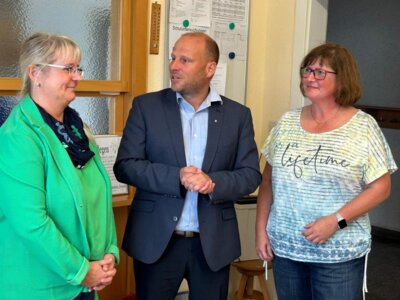 Bürgermeister André Werner (Mitte) würdigte sowohl die neue Schulleiterin Dana Röthemeier (links) als auch die langjährige kommissarische Leiterin Anke Labes. (Foto: Manja Knoll)