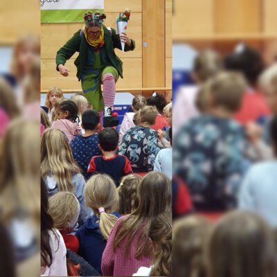 Maroni kommt in die Schule (Bild vergr&ouml;&szlig;ern)