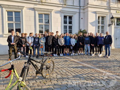 Die Teilnehmer der diesjährigen Gedenktour in den Belower Wald wurden am Freitagmorgen von Bürgermeister Dr. Ronald Thiel (r.) und Sachbereichsleiter Christopher Nowak (l.) verabschiedet. Foto: Sandra Bels/Stadt Pritzwalk (Bild vergrößern)