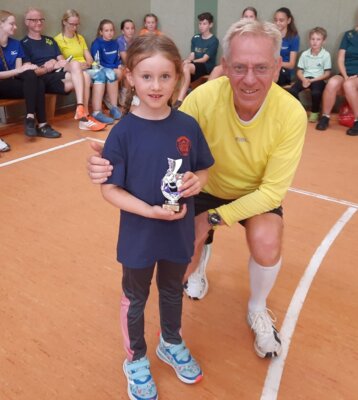 Ella mit einem kleinen Präsent an der Seite des 1.Vorsitzenden, Stefan Grobbecker. Foto: André Stache