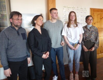 Heiner Hülsebusch bedankte sich bei der Lehrerin Anke Schubert-Chudzinksi, die mit einigen ihrer Schüler das Projekt Erinnerungskultur am Albrecht Weinberg Gymnasium in Rhauderfehn vorstellte (Foto: Hülsebusch). (Bild vergrößern)