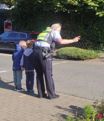 Die Erstklässler üben den Schulweg! (Bild vergrößern)