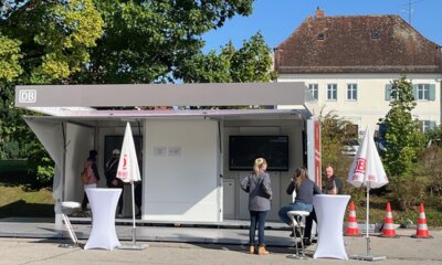 Das Info-Mobil beim Rathaus Zusmarshausen vor dem Ansturm der zahlreichen Interessierten (Bild vergrößern)