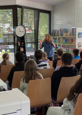 Berliner Schriftstellerin begeistert Fünftklässler der Georg-Büchner-Schule in der Stadtbücherei von Stadtallendorf (Bild vergrößern)