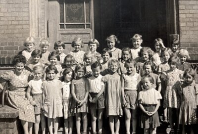 Foto: privat | Die Mädchenklasse des Fräulein Raupach im Jahr 1956.