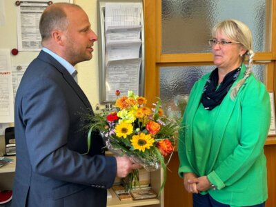 Mit bunten Blumen und netten Worten wurde Dana Röthemeier (rechts) am 16. September von Jarmens Bürgermeister André Werner beglückwünscht. (Foto: Manja Knoll)