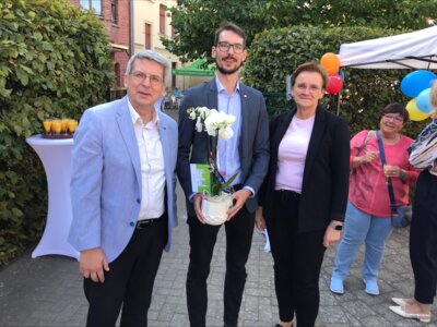 Bürgermeister Dr. Oliver Hermann (I) und Hauptamtsleiterin Constanze Stehr gratulierten Einrichtungsleiter Konstantin Bernitzki I Foto: Sven Wendelmuth (Bild vergrößern)