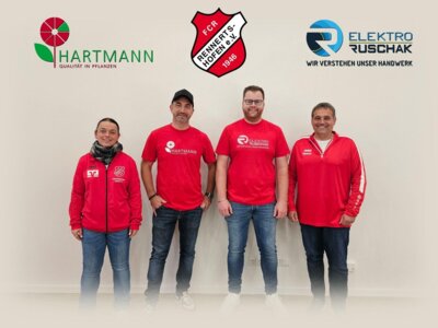 Dankbar nahmen die Jugendleiterin Annette Sauer (l.) und der FCR-Vorsitzende Andreas Czerny (r.) die gesponserten Trainingsshirts von Johannes Hartmann (Hartmann GbR, 2.v.l.) und Andreas Karmann (Elektro Ruschak, 2.v.r.) entgegen (Bildnachweis: JG / FCR) (Bild vergrößern)