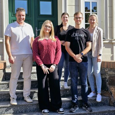 Neue Auszubildende im Rathaus (Bild vergr&ouml;&szlig;ern)