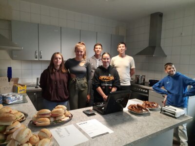 Die fleißigen Helfer im Schüler-Café (Bild vergrößern)