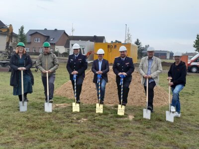 Foto zur Meldung: Erster Spatenstich für neue Perleberger Feuerwache setzt Signal für den Baustart
