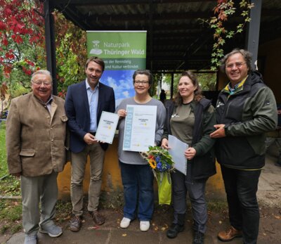 Auf dem Foto v.l.: Dr. Sigurd Scholze (Vorstandsvorsitzender des Kneipp-Landesverbandes Thüringen), David Ortmann (Bürgermeister der Stadt Bad Tabarz),  Michaela Stahl (Kindergarten-Leiterin der Villa Kunterbunt), Romy Weisheit (Mitarbeiterin für Umweltbildung im Naturpark Thüringer Wald e.V.) und Dr. Gerald Slotosch (Geschäftsführer des Naturpark Thüringer Wald e.V.) (Bild vergrößern)