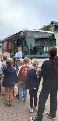 Foto zur Meldung: Busschule mit unseren Erstklässlern