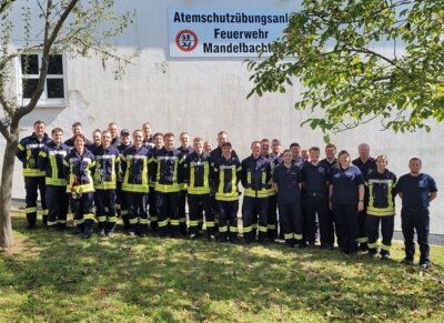 Foto zur Meldung: Erfolgreicher Atemschutz-Lehrgang in Ommersheim – 19 Teilnehmer absolvieren intensive Ausbildung