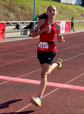 Die Siegerin der unter 16-jährigen im 6 Kilometer Lauf  Lara Piepke "fliegt"  ins Ziel. Foto: Grit Winkelmann-Göllnitz
