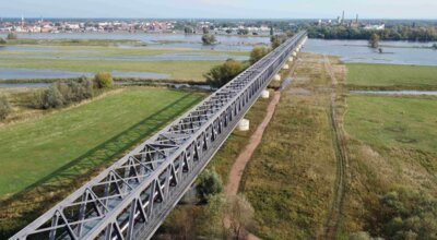 Der Bohlenweg entlang der Bahnbrücke über die Elbe zwischen Wittenberge und der Verbandsgemeinde Seehausen I Foto: Ralf Franke (Bild vergrößern)