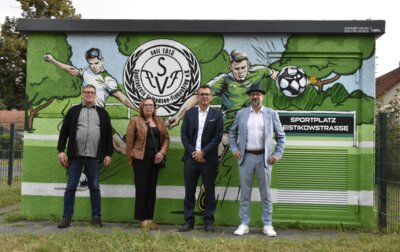 Unser Bild zeigt Gerhard Thürling, Elisabeth Wedemeyer, Lars Klemmer und Bürgermeister Heiko Richter (v. l.) vor der gestalteten Trafostation.