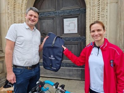 Angela Riemann erhielt für ihre herausragende Leistung vom Klimaschutzbeauftragten der Stadt, Dr. André Wüste, eine hochwertige Fahrradtasche. (Bild vergrößern)