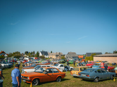 Auf der Oldtimerwiese fanden in diesem Jahr neben Wartburgs und Trabis auch Mercedes, VW und BMW ihren Platz. © HTC e.V. (Bild vergrößern)