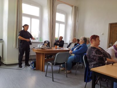 Trickbetrug und Co. - Kontaktbereichsbeamtin Frau Lorenz informiert interessierte Bürger (Bild vergrößern)