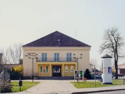 Im Jahr 2002 hatte das Kulturhaus Erich Weinert noch keinen Giebel. Nach dem Umbau befindet sich heute über dem Eingangsportal das Kino. Foto: Bernd Robert (Architekt) (Bild vergrößern)