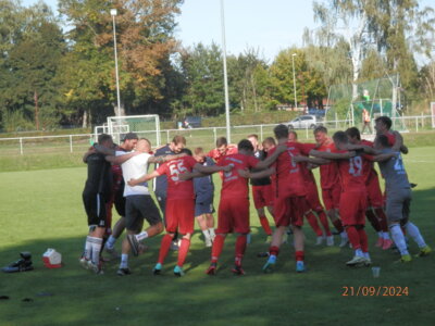 Werden die Seenland Kicker auch in Lübz, wie hier nach dem Derbysieg gegen Neukloster, jubeln können. (Bild vergr&ouml;&szlig;ern)