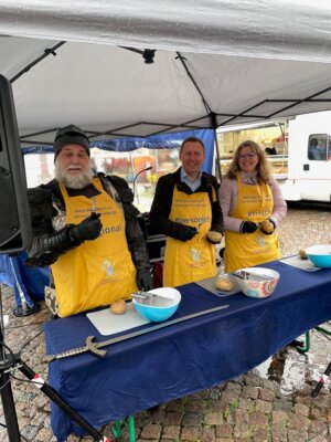 Foto zur Meldung: Der Perleberger Herbstmarkt: Frische Kartoffelpuffer sind bei den Besuchern gefragt