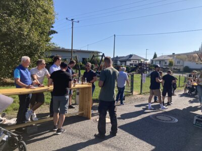 Helferfest für den Spielplatz im Neubaugebiet in Oellingen (Bild vergrößern)