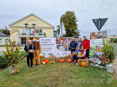 Aufruf zum Knieper- und Regionalmarkt am und im Kulturhaus. Neben den Knieperkohlanbietern freuen sich der Bürgermeister und nicht zuletzt der Knieperfuchs. Foto: Beate Vogel (Bild vergrößern)
