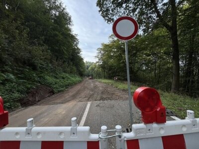 Meldung: Sanierungsarbeiten am unterspülten Streckenabschnitt am Staffel (L 108) bei St. Ingbert gehen zügig voran.